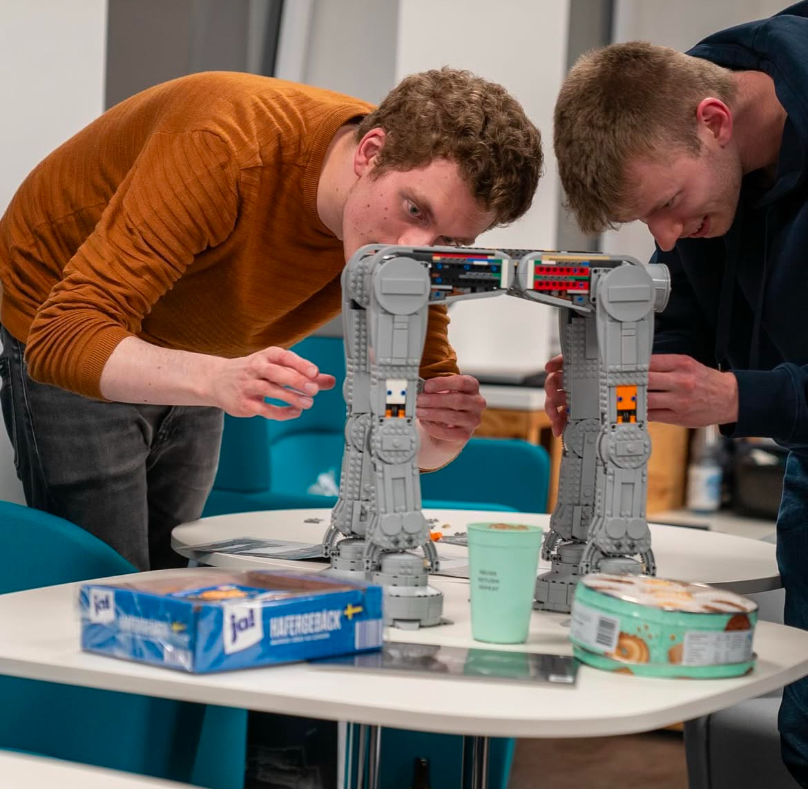 Studierende im Digital Technologies Studium arbeiten gemeinsam an einem IT-Projekt